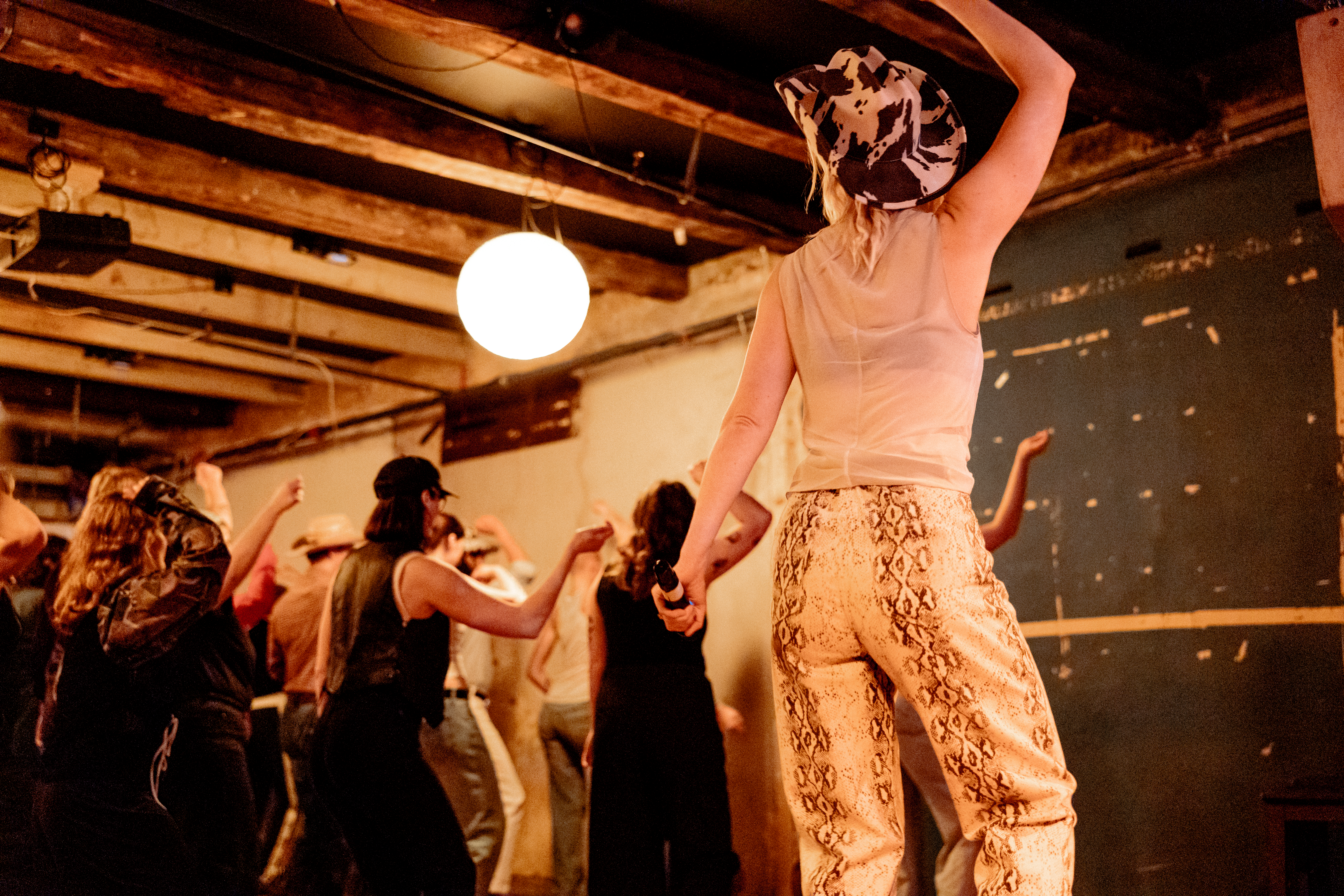 En gruppe dansende mennesker.