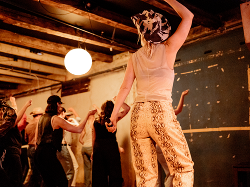 En gruppe dansende mennesker.