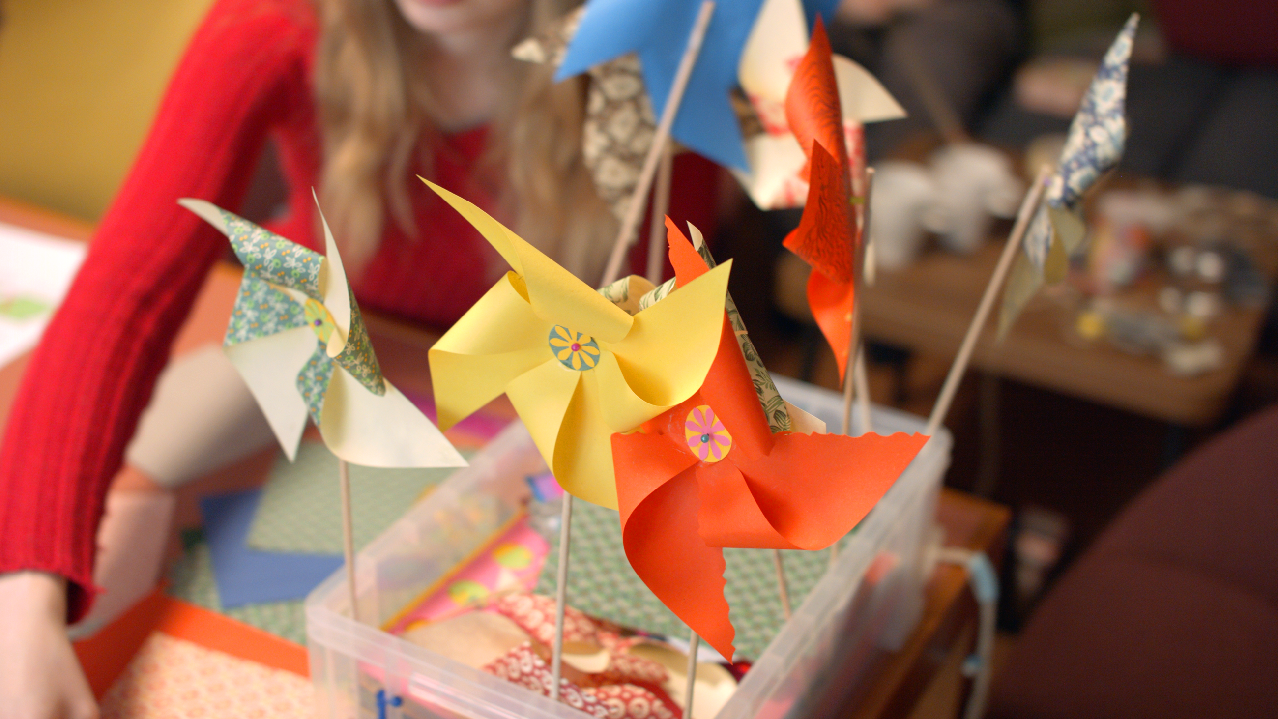 Foto av verkstedbord med fargerike vimpler.