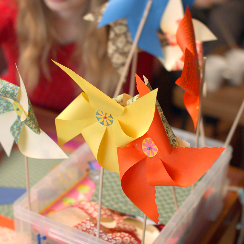 Foto av verkstedbord med fargerike vimpler.