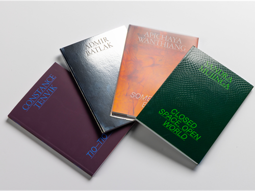 BIlde av de fire SOLO OSLO-bøkene. En i lilla, en i sølv, en i orange og en i grønn.