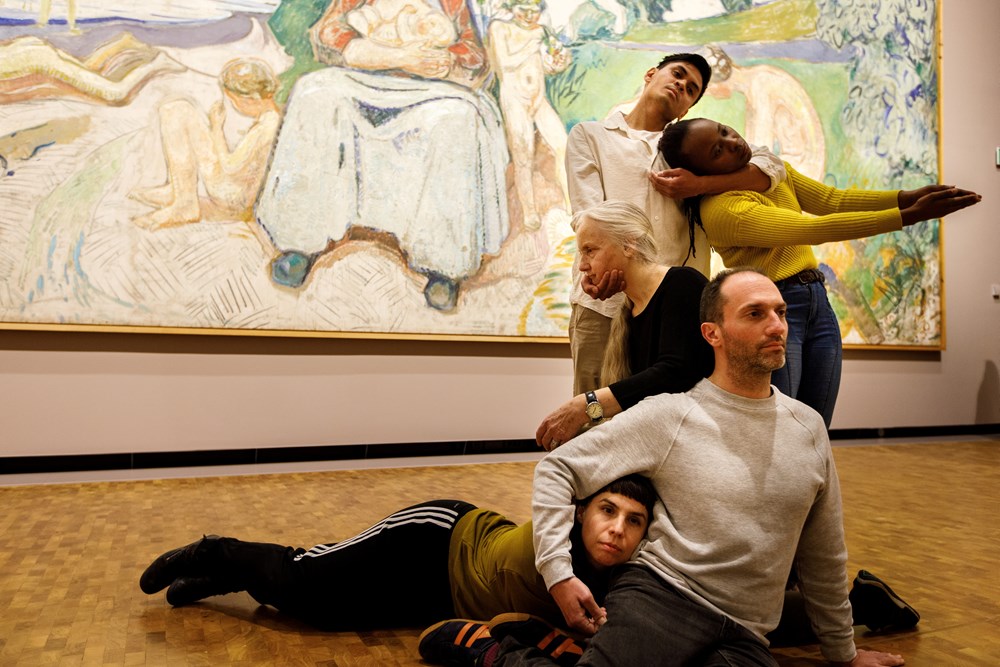 Fem dansere foran maleriet Alma Mater av Edvard Munch. De fremfører performancen Permanent Collection og står, sitter og ligger viklet inn i hverandre. Fotografi