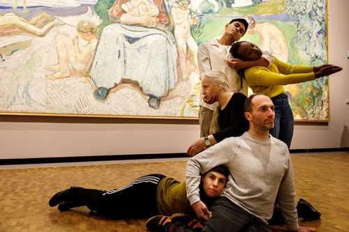 Fem dansere foran maleriet Alma Mater av Edvard Munch. De fremfører performancen Permanent Collection og står, sitter og ligger viklet inn i hverandre. Fotografi