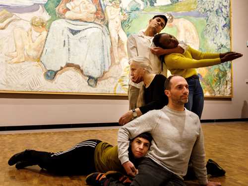 Fem dansere foran maleriet Alma Mater av Edvard Munch. De fremfører performancen Permanent Collection og står, sitter og ligger viklet inn i hverandre. Fotografi