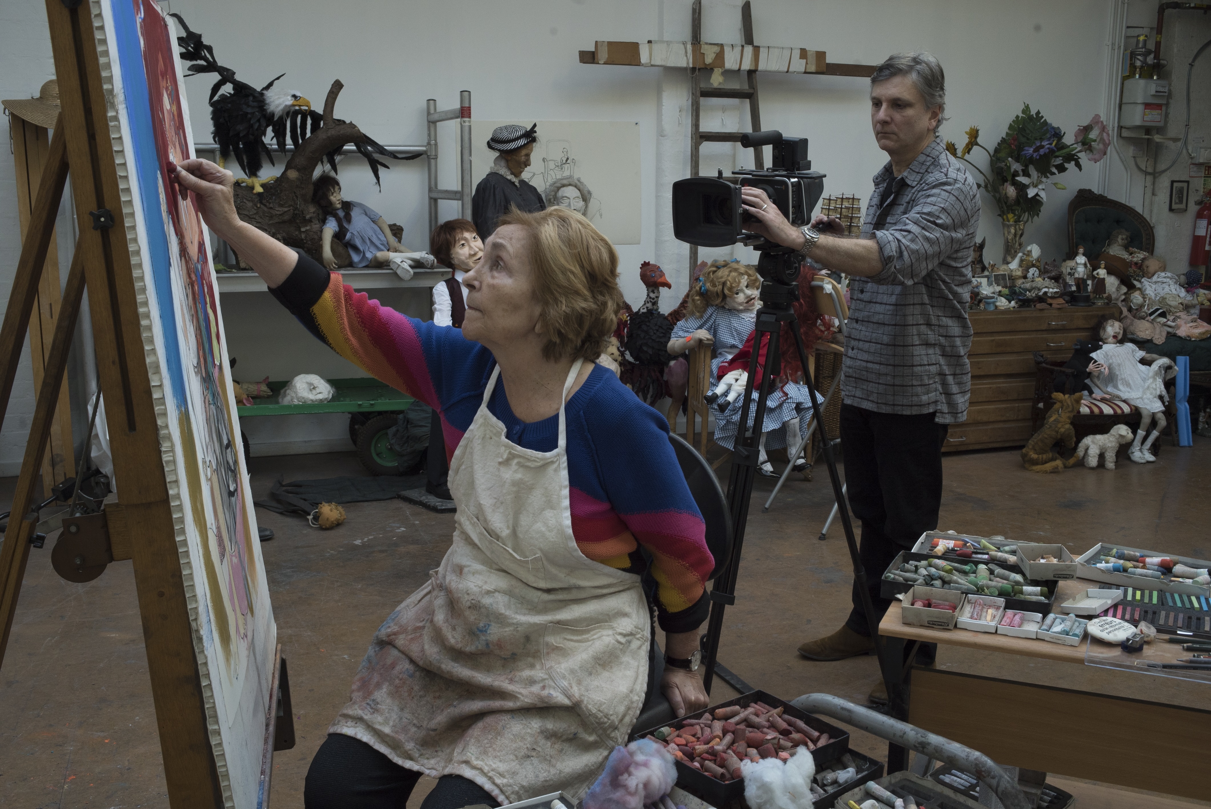 Foto av Paula Rego som maler i atelieret sitt. 